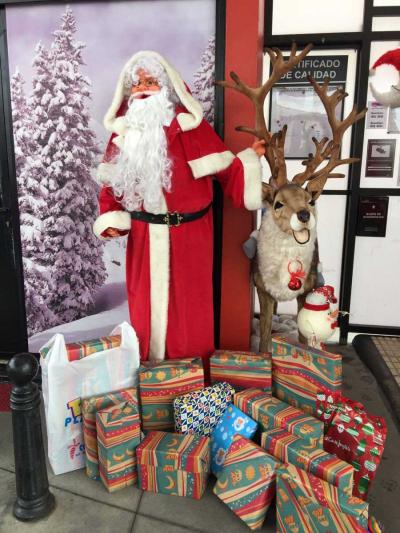 <p>
	Papa Noel con los regalos</p>
