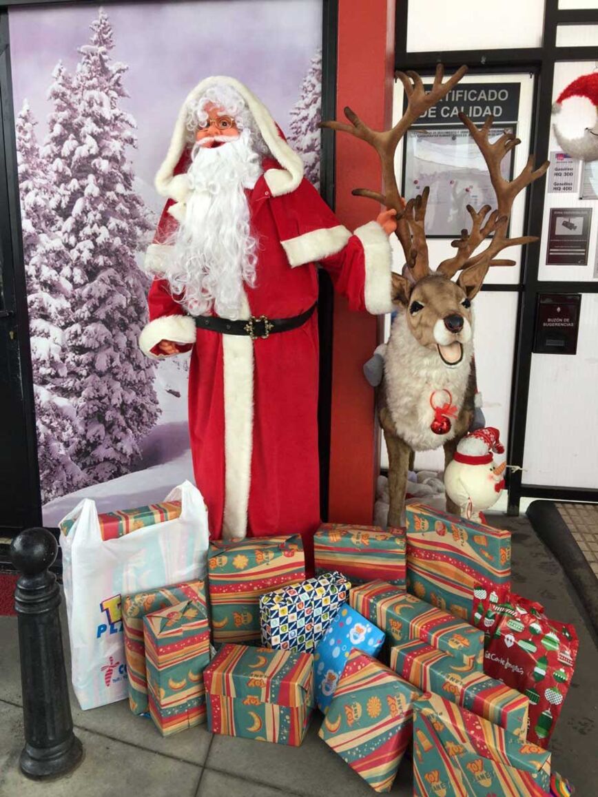 papa-noel-con-los-regalos.original
